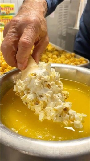 When you start smelling that buttahhhhh... 🧈🔥🍦 Buttered popcorn ice cream at @stewleonards