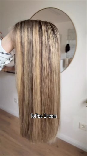 Glückssträhnen Haarteile & Perücken on Instagram: "Weiter geht’s in unserem kleinen Farbguide 😍 Dieses Mal stellen wir euch Toffee Dream vor 💕 Am Ansatz ein neutrales Mittelbraun, in den Längen multidimensionales Blond - also relativ stark abwechselnd Blond und mittelbraun gesträhnt. Wie gefällt euch Toffee Dream und welche Farbe sollen wir als Nächstes zeigen? #zweithaar"