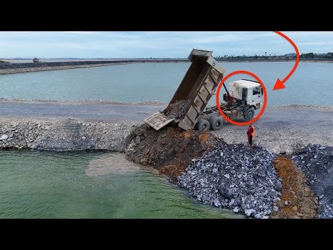 Fantastic! A SHANTUI Bulldozer is attached to the rock-filling project and is skilfully pushed.