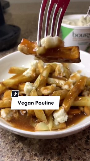 My first 💯 vegan recipe #veganpoutine #mushroomgravy #dairyfreecheese #boursincreations #dairyfreeboursin #jenesaisquoidaily #starfrit #easyfrycutter