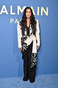 C’est au Palais de Chaillot devant la Tour Eiffel toute dorée de lumière que la maison @balmain a présenté une collection ultra couture. Un exploit après le vol spectaculaire subi par la griffe il y a quelques jours. Près de 80% des pièces volées ont été remplacées et recréées en une semaine. Résultat, plus de 50 looks pensés comme des œuvres d’art ont défilé devant une assemblée conquise, dont la chanteuse Cher. #balmain #pfw #cher #paris | Madame Figaro