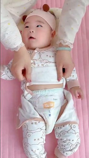 Easy Baby Diaper Changing Trick | New Mom Tips & Hacks #BabyCare #DiaperChanging #NewMomTips