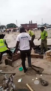A joint operatives of the Lagos State Environmental Sanitation Corps @LAGESCOfficial and the Lagos Waste Management Agency @Lawma_gov carried out a clearance operation along Ojo - Alaba Rd, dislodging illegal traders selling on the median. During the exercise, 3 individuals were arrested for obstructing the government operation, and they will be charged tried in accordance with the relevant laws of Lagos State. #ZeroToleranceLagos #CleanerLagos | Tokunbo Wahab