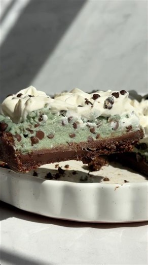 No-Bake Mint Chocolate Chip Pie with Medjool Date Cocoa Crust 📹 Natalie Shively