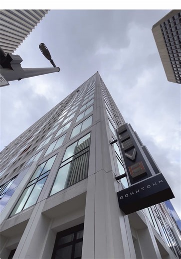 Come tour this downtown high rise with me 🩵 #apartmenttour #houston #realestate