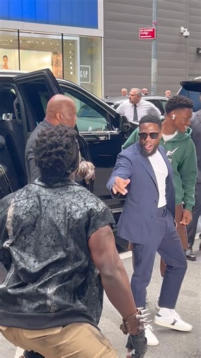 @kevinhart4real getting attacked by @borderlandsfilm in real life 😜 #kevinhart #borderlands #premiere #nyc #redcarpet | New York Mickey