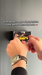 El regalo perfecto para un amante de los cochesSoporte para llaves LED infinito con diseño de garaje
