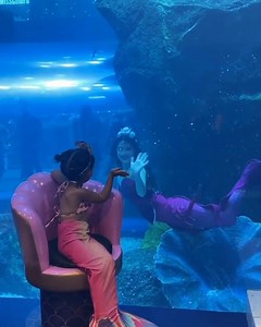 Zažijte s vašimi ratolestmi nové zážitky pod mořem s Mermaids of Arabia v Dubai Aquarium & Underwater Zoo by Emaar [🎥 @mermaidsofarabia @dubaiaquarium] Těšíme se na viděnou #VisitDubai | Visit Dubai