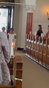 Se bruden gå op ad kirkegulvet mens jeg synger “Lyse Nætter” 🥹🩷💍🎶 For få timer siden sang jeg gudesmukke Sajinee op til sin Emil i @sct.matthaeuskirke på Vesterbro 💛 Årets første rigtige forårsdag, med 15 grader og fuld sol.. og så blev dette dejlige par gift med hinanden på deres 10-års kærestedag. 🥹 Jeg ved, at de følger med herinde, så send dem endelig noget kærlighed i kommentarfeltet, her på deres store dag 🙏🥹💍 | Trine Therkelsen