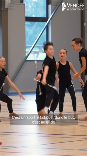 🎵 Alliant danse, gymnastique et maniement du bâton sur des chorégraphies musicales rythmées, le twirling bâton connaît un bel essor en Vendée. 🔴⚪️ Le Vendéspace accueillera d'ailleurs les Championnats de France de la discipline le samedi 14 et le dimanche 15 juin ! 👀 Plus d'informations dans la vidéo ci-dessous et dans notre article disponible sur : go.vendee.fr/JzkmE 👋 Les Herbiers Twirling - L'Étoile d'Or | Département de la Vendée