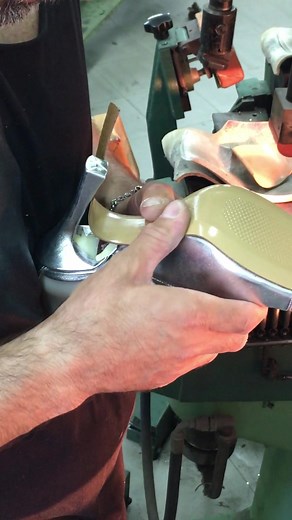 How it's made - COM'E' FATTO! Guarda tutti i passaggi A MANO che non avevi MAI VISTO per creare #scarpemadeinitaly #handmade #scarpefatteamano