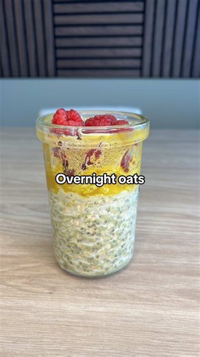 Overnight oats | #fyp #koken #nederland #knifeskills #ansonpanson | @petitdemi thanks voor de inspiratie! Banaan/pure chocolade (448 kcal, 65 g koolhydraten, 17 g eiwit, 11 g vet) - 40 g volkoren havermout (grof) - 8 g chiazaad - 50 g magere kwark - 1 banaan - 10 g pure chocolade - 120 g melk - 50 g blauwe bessen (op de dag zelf) Matcha/witte chocolade (445 kcal, 58 g koolhydraten, 18 g eiwit, 14 g vet) - 50 g volkoren havermout (grof) - 8 g chiazaad - 50 g magere kwark - 15 g witte chocolade - 