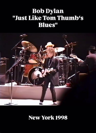 The second part of our exclusive Casper Collection Series brings you a never-before-released video of “Just Like Tom Thumb’s Blues” from New York, 1998 (Nov, 1st). As Carol Casper recalls: “Dylan was excellent all year, but in exceptionally fine form that fall.” During this leg of the US/Canada tour, Bob had clearly found his groove, and on this night „he was the most jovial I’ve ever seen him on stage.” 👉Watch the full video and read all of Carol’s story about filming this special show in our 