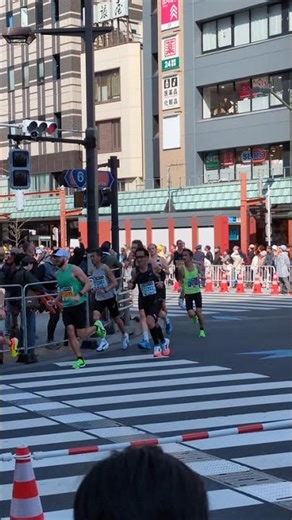 More Runners Passing the 20km Point – Tokyo Marathon 2026 Asakusa