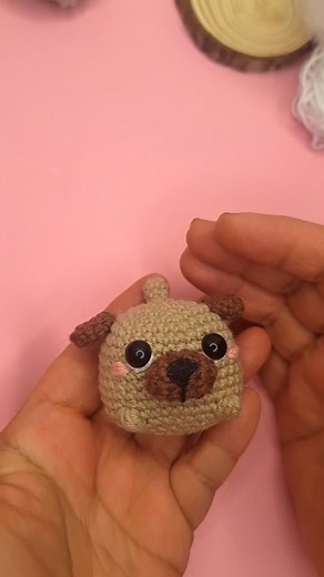 PUG versión pelotita Amigurumi para principiantes Lo encuentran en mi canal con ese nombre Realizado con Algodón Cotton color Beige Arena y Café Moro de @revesderecho #amigurumilove #pug #puppy #amigurumiprincipiantes | Jennita de Amor Muñequitos