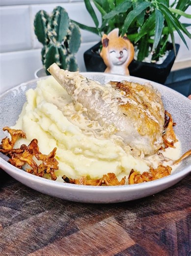 🍗 Poulet au Savagnin, Purée au Comté & Girolles 🍄🧀 Ingrédients 😋 1 poulet fermier coupé en morceaux 🍗 3 échalotes 🧅 1 oignon 🧅 1 gousse d’ail 🧄 20 cl de savagnin 🍷 20 cl de bouillon de volaille 🍲 2 grosses càs de crème fraîche 🥛 1 càc de moutarde 🌿 Sel 🧂 Poivre ⚫ 2 càs d’huile neutre 🫒 Une recette généreuse et ultra réconfortante 🤍🔥 #pouletcrème #cuisinefrancaise #pouletsavagnin #faitmaison #pouletjurassien