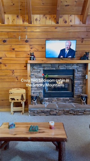📍Forest Fling is a cozy 2 bedroom/2 bathroom cabin nestled in the Great Smoky Mountains just minutes from Pigeon Forge and Gatlinburg. Link: www.smokymountaindreamvacations.com/cabin/forest-fling #smokymountains #pigeonforge #pigeonforgetennessee #gatlinburg #cabininthewoods | Smoky Mountain Dream Vacation
