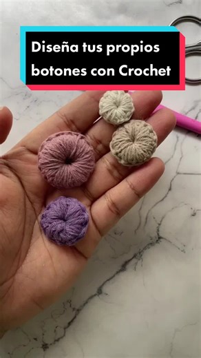 ¡Aprende a tejer tus propios botones con crochet y dale un toque artesanal a tus carteras! Paso 1: Escoge tus materiales 🧶 Elige hilos de colores y texturas que combinen con tus prendas. 🧶 Agarra una aguja de crochet acorde al grosor del hilo. Paso 2: Inicia la base 🧵 Realiza un anillo mágico y teje una cadena de puntos deseados. 🧵 Cierra el anillo con un punto deslizado para formar la base del botón. Paso 3: Teje los puntos 🌟 Teje puntos bajos, medios o altos en la base para crear la textu