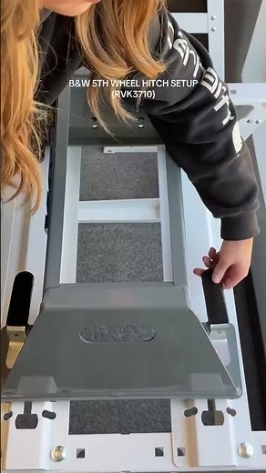 B&W 5th wheel hitch setup🛠️