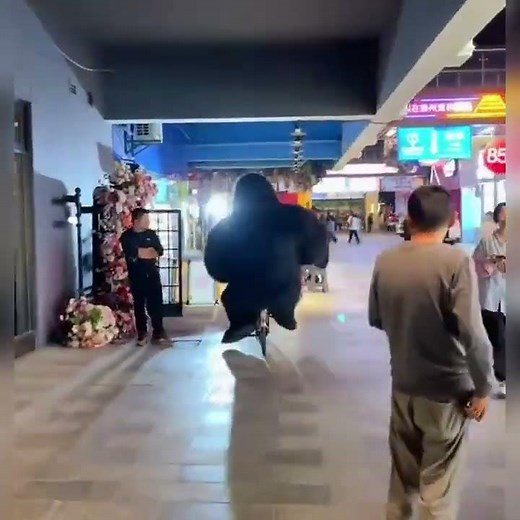 Massive Stylish Gorilla Inflatable Costume – Perfect for Performances & Events!