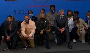 Mayor Bill de Blasio of New York joined the Rev. Al Sharpton in Harlem to mark the anniversary of George Floyd’s death by kneeling in silence for 9 minutes and 29 seconds — the time that Derek Chauvin held his knee on Floyd’s neck. https://nyti.ms/3hP2Ojb | The New York Times
