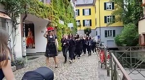 26K views · 142 reactions | Hallöchen, Hallöchen und Winke Winke ;) Auf einer Freiburg City Tour mit Schwarzwald Drag Queen Betty BBQ gibt's einiges zu erleben. Achtung: fürs Wochende gibt's noch Tickets ! Infos: Www.Betty-BBQ.de | Betty BBQ | Facebook