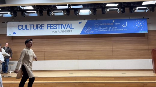 🎉 DẤU ẤN SINH VIÊN VIỆT NAM TẠI LỄ HỘI VĂN HOÁ QUỐC TẾ – ULSAN 🇻🇳✨ 📅 21/12/2025, Hội Sinh viên Việt Nam tại University of Ulsan đã có mặt tại Lễ hội Văn hoá Quốc tế do Văn phòng Quốc tế nhà trường tổ chức. 🎶 Tiết mục của sinh viên Việt Nam là màn trình diễn mix đặc biệt: ❤️Ca khúc Hello Vietnam kết hợp vũ đạo trên nền nhạc Viết tiếp câu chuyện hoà bình và Khát vọng hoà bình. Từng giai điệu, từng bước nhảy là kết quả của những buổi tập luyện nghiêm túc, tinh thần hỗ trợ hết mình và mong muốn