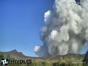 162K views · 2.2K reactions | PHIVOLCS reports a minor phreatomagmatic eruption at the Main Crater of Taal Volcano that occurred from 6:51 AM to 6:54 AM today, Nov. 12, 2025. “This event generated grayish plumes that rose up to 2,800 meters above the crater before drifting northeast,” PHIVOLCS said. Alert Level 1 prevails over Taal Volcano. COURTESY: PHIVOLCS | GMA News | Facebook
