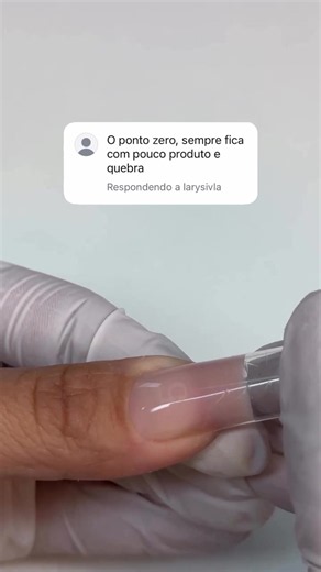 A @nataliamaximiano_nails deu uma aula nesse vídeo 😮‍💨 Assista até o final e nunca mais você vai sofrer para deixar seu ponto zero resistente 🫰 Técnica bem aplicada produtos de qualidade = resultado incrível Produtos usados @uzenails 🌟 Clica no link da Bio e garanta os seus 📲🛍️ #uzenails #moldef1 #pontozero #nailtech #alongamentodeunhas