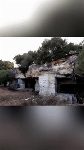 品读建筑 I 大地之屋 曾经废弃的洞穴，化身为史诗般的野奢栖居。在西班牙梅诺卡岛， Ca'n Terra大地之屋，以逆向建筑哲学，将废弃的工业遗址，转化为充满原始力量的栖居空间。 设计颠覆了传统建造逻辑，没有从无到有构筑建筑，而是对已有的洞穴形态，进行最小干预式改造，植入极简的居住功能，让空间“被发现”而非“被建造”。 宏伟的洞穴，原始的凿痕，成为建筑的天然骨架，极具张力；透光网