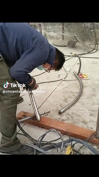 Large stainless steel sculpture art installation#stainlesssteelsculpture#customsculpture#sculpturefactory#outdoorsculpture#artinstallation#parksculpture#largesculpture#fyp#usa#Craftsman#curtainfountain#metalsculpturestatueworking#foamsculpture