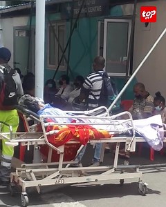 101K views · 2.2K reactions |  Vu sur le net : dans un hôpital du pays, le sort d'un patient, visiblement mal en point sur une civière, qui attend en plein air et soleil de recevoir des soins, déploré par un témoin de la scène | TOP FM Mauritius | Facebook