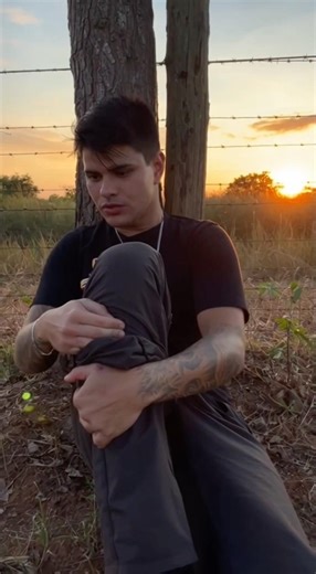 Ela cravou os dentes. Eu tinha segundos para agir.