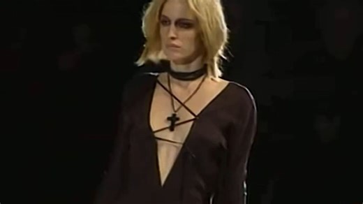 【秀场考古】Gucci 2002秋冬系列秀场
