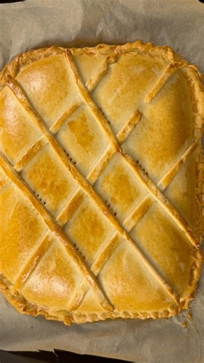 Spanish tuna empanada 🇪🇸🥟 Golden, flaky & delicious! #empanada #spanishfood