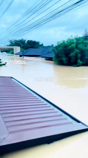 287K views · 8.5K reactions | (25/11/2025)Update ពត៌មានដែរប្រជាពលរដ្ឋសៀមមួយក្រុមបានជាប់​នៅលើដំបូល​ផ្ទះ​មិនមានការជួយសង្គ្រោះ #cdeth #Newskh #newsfeed #pov #news #khmer | C.Deth | Facebook