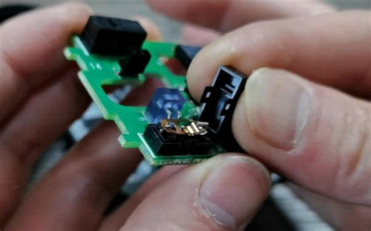 鼠标微动坏了你是选择买新的，还是换微动？太麻烦了，教你如何用一把螺丝刀和美工刀修微动吧！也许一辈子都用不上新鼠标了