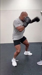 Mike Tyson’s Old-School Boxing Style Suddenly Comes Back to Life #heavyweightboxing #mma