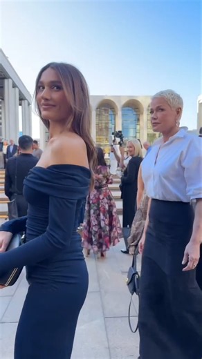 Xuxa e Sasha no.New York Fashion Week cercadas de paparazzi, achei chique!