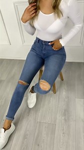 It’s all about the jeans👖🍑 These Dr.Denims are a great addition to any Summer wardrobe! ☀️ Get a pair here 👉🏼 https://getthattrend.com/invisible-category/dr-denim-lexy-light-stone-destroyed-skinny-jeans/ | GetThatTrend.com