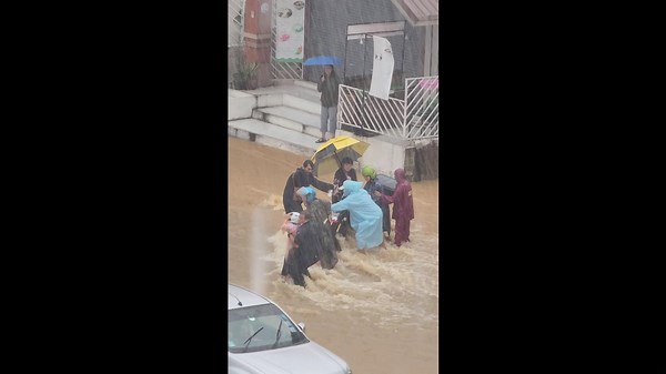 Good Samaritans rescue mother and daughter caught in flash flood