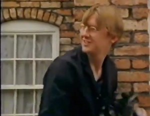 📺 'Coronation Street' Monday 11 July 1983 - ITV: 19:30 "Morning, Mrs Fairclough" says Kevin Kennedy as he makes the first of over 1500 appearances as Curly Watts. In other news Curley's fellow binman Chalkie puts £10 on a five-horse accumulator - Big Tom, Good Time Charlie, Blunderbus Two, Black Amber and Funny Phyllis. #ClassicCoronationStreet #coronationstreet | Bernie Briffa