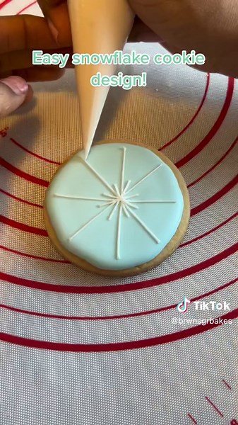 Easy Snowflake Cookie Decorating Tutorial