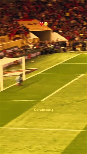 1428 on Instagram‎: "فيلم "وحيد في المنزل" (Home Alone) الذي صدر عام 1990 ليس مجرد كوميديا عائلية، بل هو عمل يجسد شجاعة ودقة مشاعر طفل تُرك وحيداً. خلف الزينة المبهجة للميلاد والموسيقى المفرحة، تتسرب مشاعر الوحدة ولحظات النمو التي يشعر بها "كيفن". في البداية، تبدو فكرة بقائه وحيداً في المنزل كإحساس بالحرية والإثارة لكن مع مرور الوقت، تقترب المشاعر الهادئة التي يواجهها "كيفن" في كل أرجاء البيت الصامت أكثر فأكثر. مائدة الطعام الفريدة، الليالي الهادئة، صوت الأغاني الميلادية البعيدة... هذه اللحظات ت