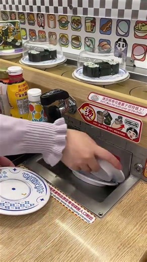 This is the process of returning used plates in Japanese sushi restaurants. #shorts