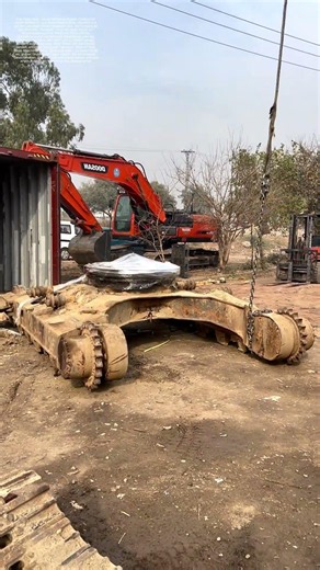 Kran schickt Bagger in den Kampfmodus: Wie ein Schwerlast-Gerät aus dem Container entsteht