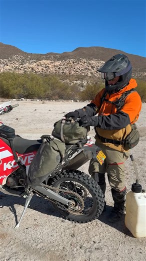 13K views · 1.6K reactions | For the rear fuel tank crew.  Holding up the gas station line because your whole luggage system has to come off to refuel. The Alpine 60L Rackless features a laser-cut fuel fill cutout for easy access to rear tanks on bikes like the 690/701 or Kove 450 Rally. ⛽️ @6by6 topping off the Kove 450 Rally before a trek out into the Baja two-track. #moskomoto #dualsport #adventurebike #kove450rally #mototrip #camplife | Mosko Moto | Facebook