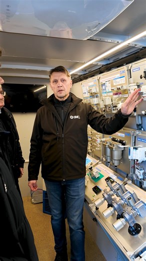 MTEC lankėsi SMC automation autobusiukas, kuris savyje talpina naujausias ir gamybos pramonėje naudojamas mechatronikos, pneumatikos ir automatikos sistemas. 💡 Mokiniai smalsiai domėjosi pristatomais įrenginiais ir praktikoje išbandė, kaip veikia automatizuotos valdymo sistemos, jutikliai bei pneumatinių grandinių valdymas 🤖. #MTEC #Automatika #Mechatronika #Inovacijos #ProfesinisMokymas #Pramonė4_0 | Marijampolės profesinio rengimo centras