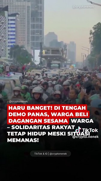 Di tengah aksi demonstrasi yang panas di Jakarta, muncul momen manis yang bikin hati adem. Warga saling membantu dengan membeli dagangan pedagang kecil yang ada di lokasi aksi. Bukan cuma mahasiswa, masyarakat biasa pun ikut berpartisipasi dan mendukung sesama.Video ini langsung viral karena menunjukkan sisi gotong royong yang masih kuat. Meski sedang menyuarakan aspirasi, roda ekonomi kecil tetap berputar lewat saling beli-beli dagangan. Banyak netizen terharu dan bilang “ini baru namanya warga