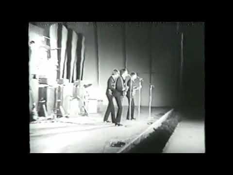 The Beatles - Twist & Shout, She Loves You - Live At The Hollywood Bowl Video footage 1964